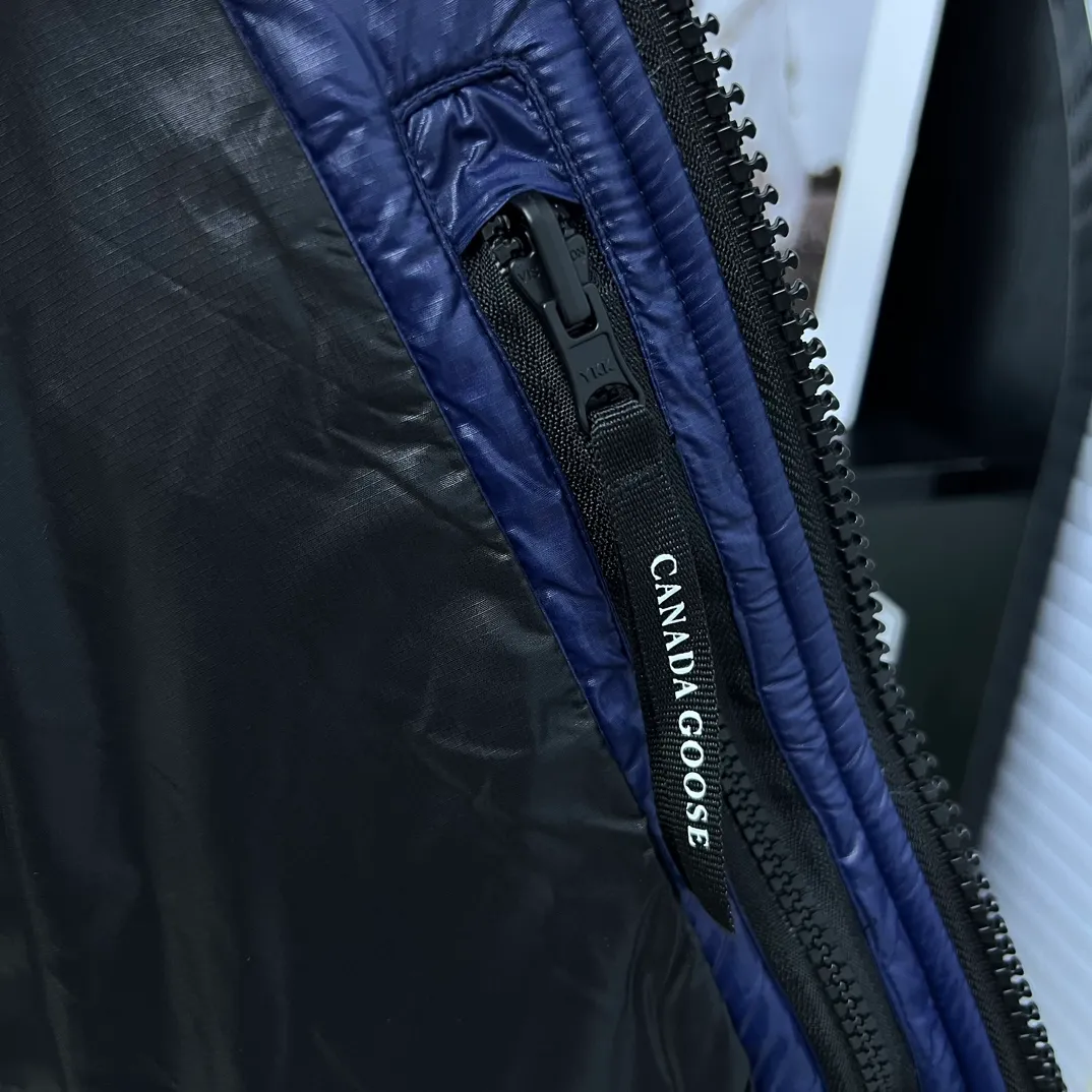 P760 𝘾𝘼𝙉𝘼𝘿𝘼 𝙂𝙊𝙊𝙎𝙀/Canada Goose 2023 Limited New Crofton Puff Down Jacket Pure Guangzhou Inspection 80 White Duck Down Filling‼  Top version, ceiling level‼ Crofton soft bread, the latest style in 2023, has a cold protection effect of up to level 4. It is made of recycled Feather-Light tear-resistant fabric. It is ultra-light and has no weight on the upper body at all! The unique black label highlights your temperament‼  Canada Goose, a Canadian brand, has always been recognized as the warmest down jacket. Various Instagram celebrities, Internet celebrities, and celebrities often wear it for street photos. I do Canada Goose every year, but I still can’t get rid of my love for geese. No matter how cold the winter is, there is no need to be afraid, because there are geese! Filled with 80% white duck down, Canada Goose is the legendary warmest down jacket and is known as a must-have for Arctic outdoor sports! The most popular down jacket in the world, celebrities are rushing to buy it, it is a must-have! Same style for men and women Size: S~XXL